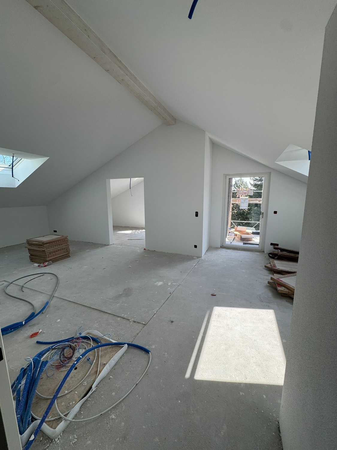 Stilvoll wohnen im Herzen von Hünikon - Wohnzimmer / Küche