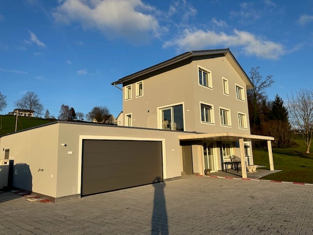 ERSTVERMIETUNG / 4 1/2- bis 5-Zimmer-Hausteil im Grünen mit Panoramablick - Bild 1