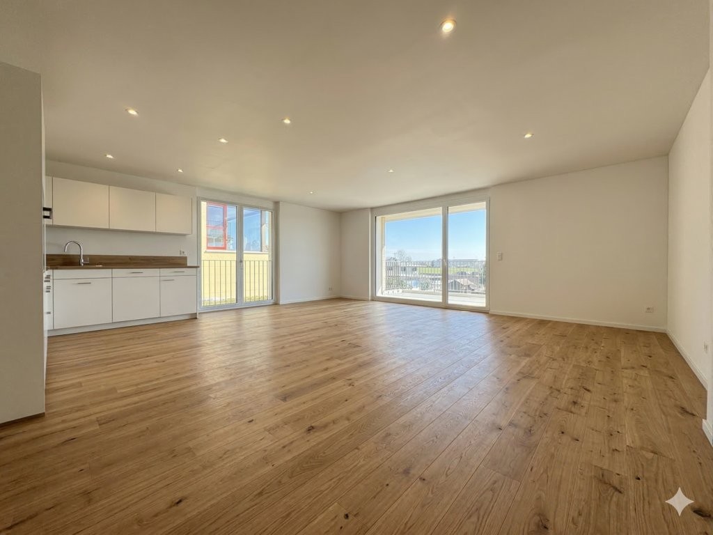 ERSTBEZUG - MODERNE UND LICHTDURCHFLUTETE 4.5 ZIMMERWOHNUNG - Wohn -Esszimmer