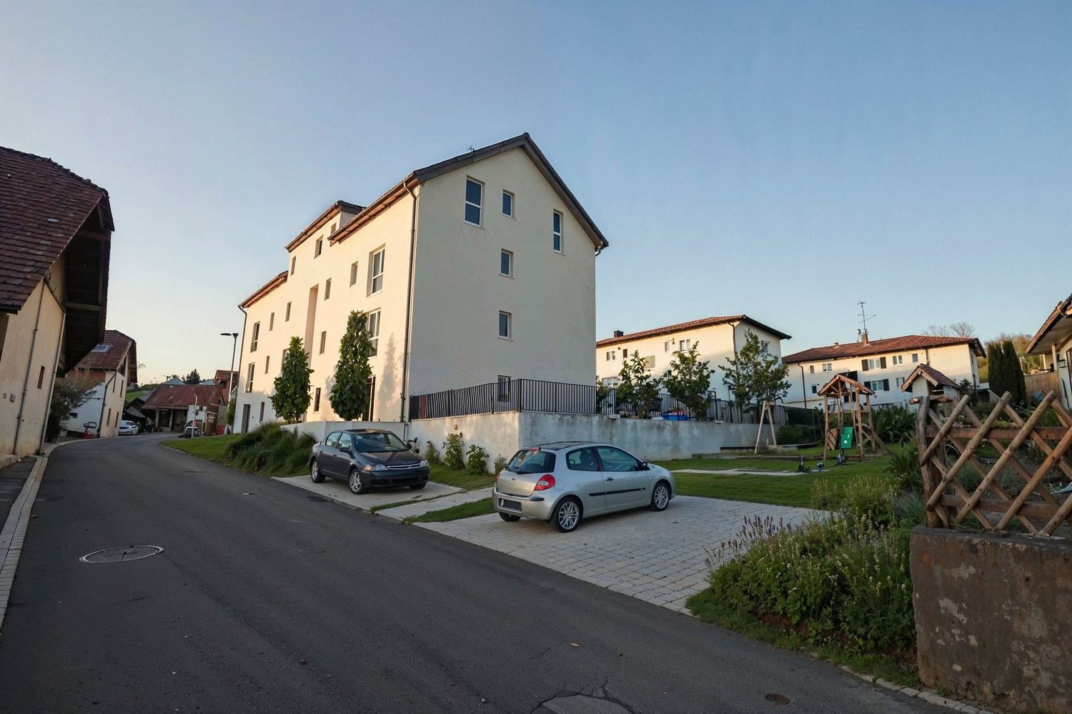 ERSTVERMIETUNG - 3.5-Zimmer-Wohnung im 2. OG mit Balkon und Garage in ruhiger Lage - Bild 2