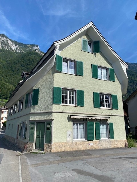 Charmante 3.5-Zimmer-Dachwohnung in Glarus mit Balkon - Bild 1