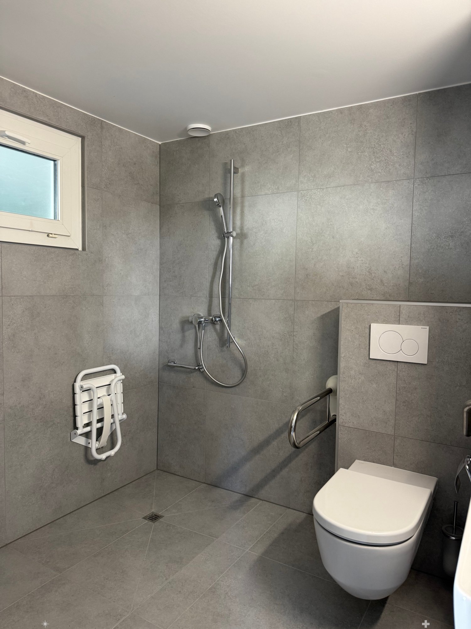 Neu sanierte, rollstuhlgerechte 1.5-Zimmerwohnung mit Terrasse im beliebten Gurzelenquartier Biel - Bild 3