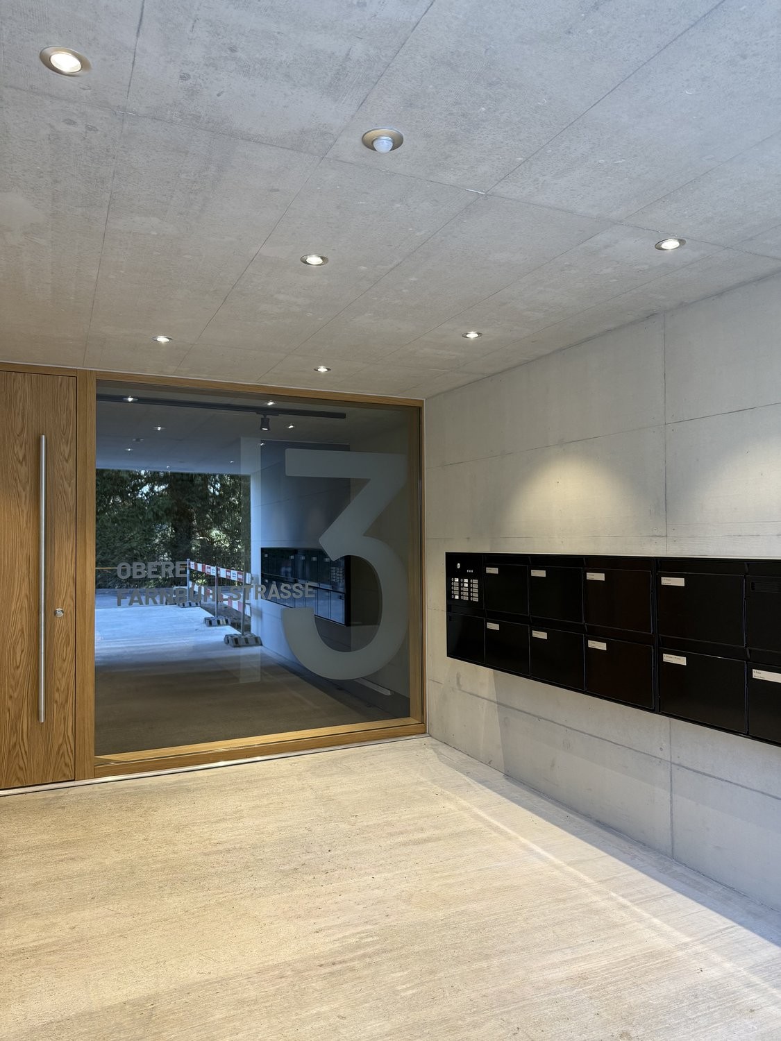 Exklusive 3.5-Zimmer-Attikawohnung mit grosser Terrasse - Hauseingang