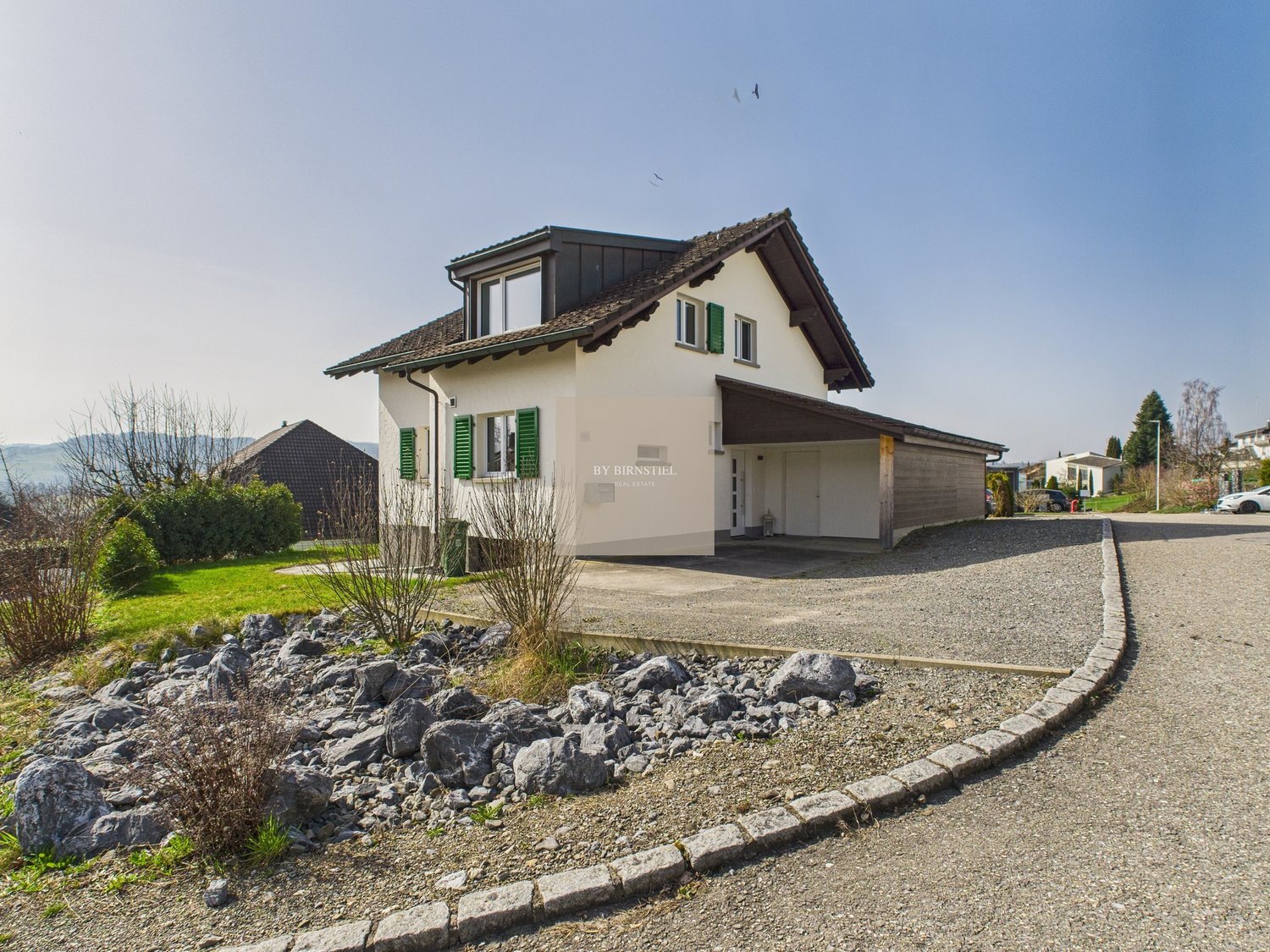 Kernsaniertes Einfamilienhaus mit Sitzplatz und Weitblick in Zetzwil - Bild 1