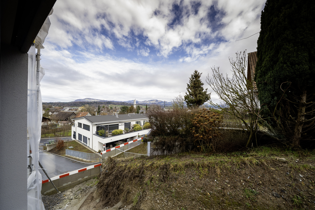 Erstbezug - Exklusiver Hausteil an ruhiger Privatstrasse - Weitsicht