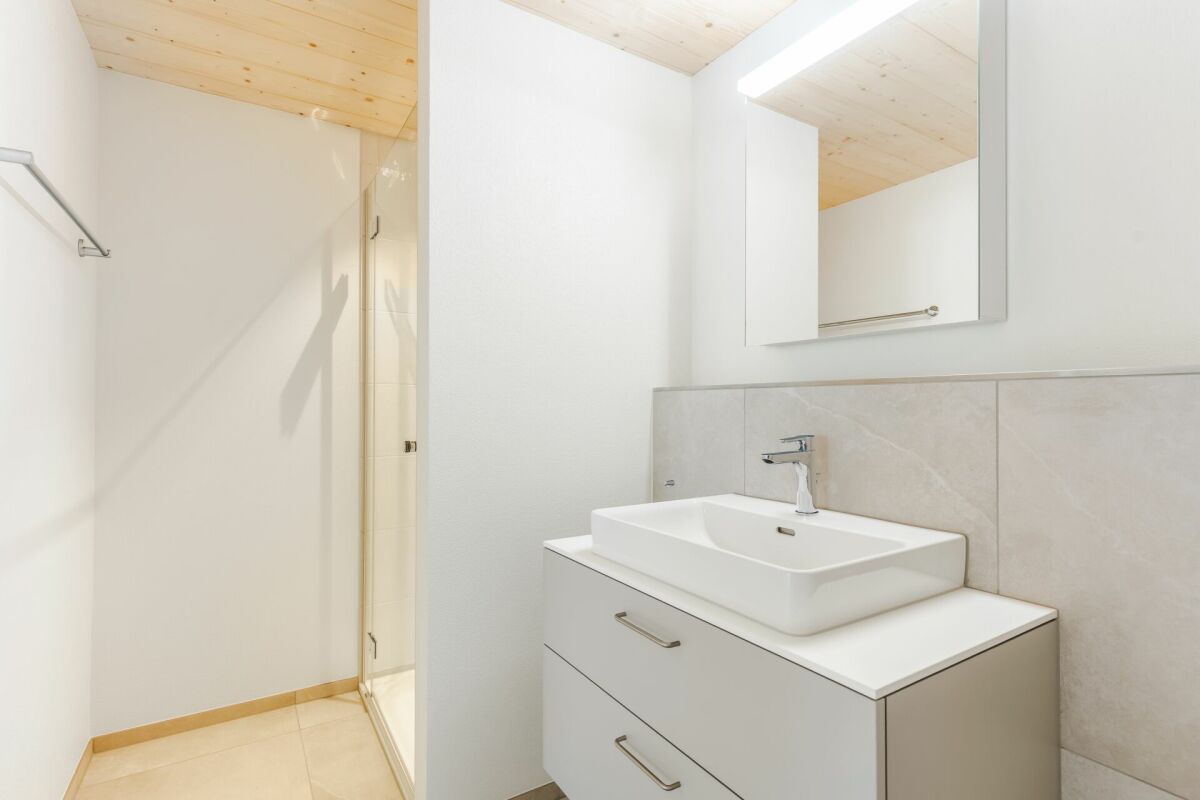 Stilvolle 2.5-Zimmer-Neubauwohnung mit hochwertiger Materialisierung und ruhigem Wohnambiente - Bild 4