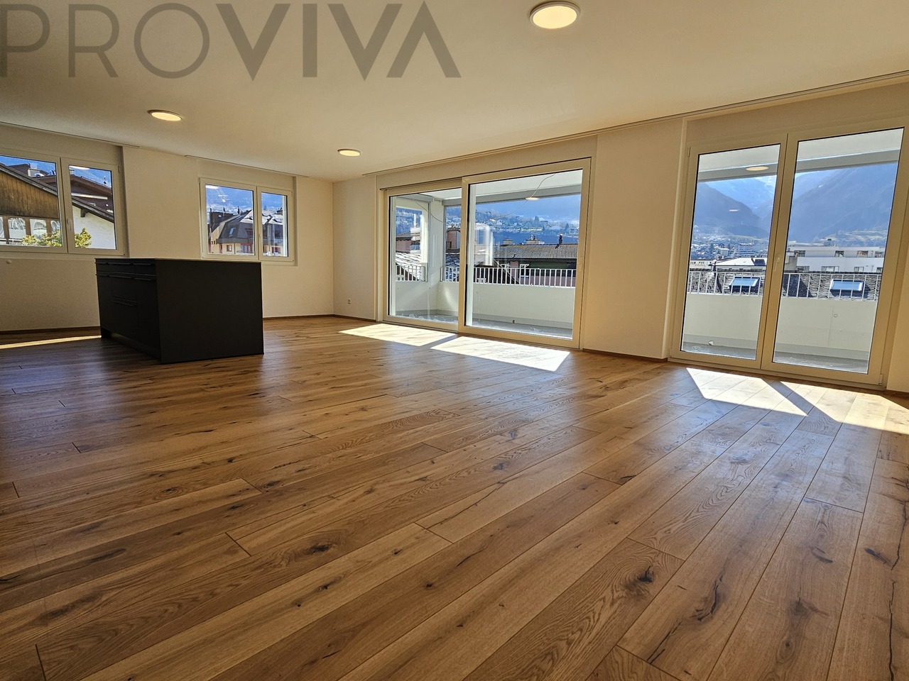 VIEL WOHNRAUM - GROSSE TERRASSE & FREIE AUSSICHT - Bild 1