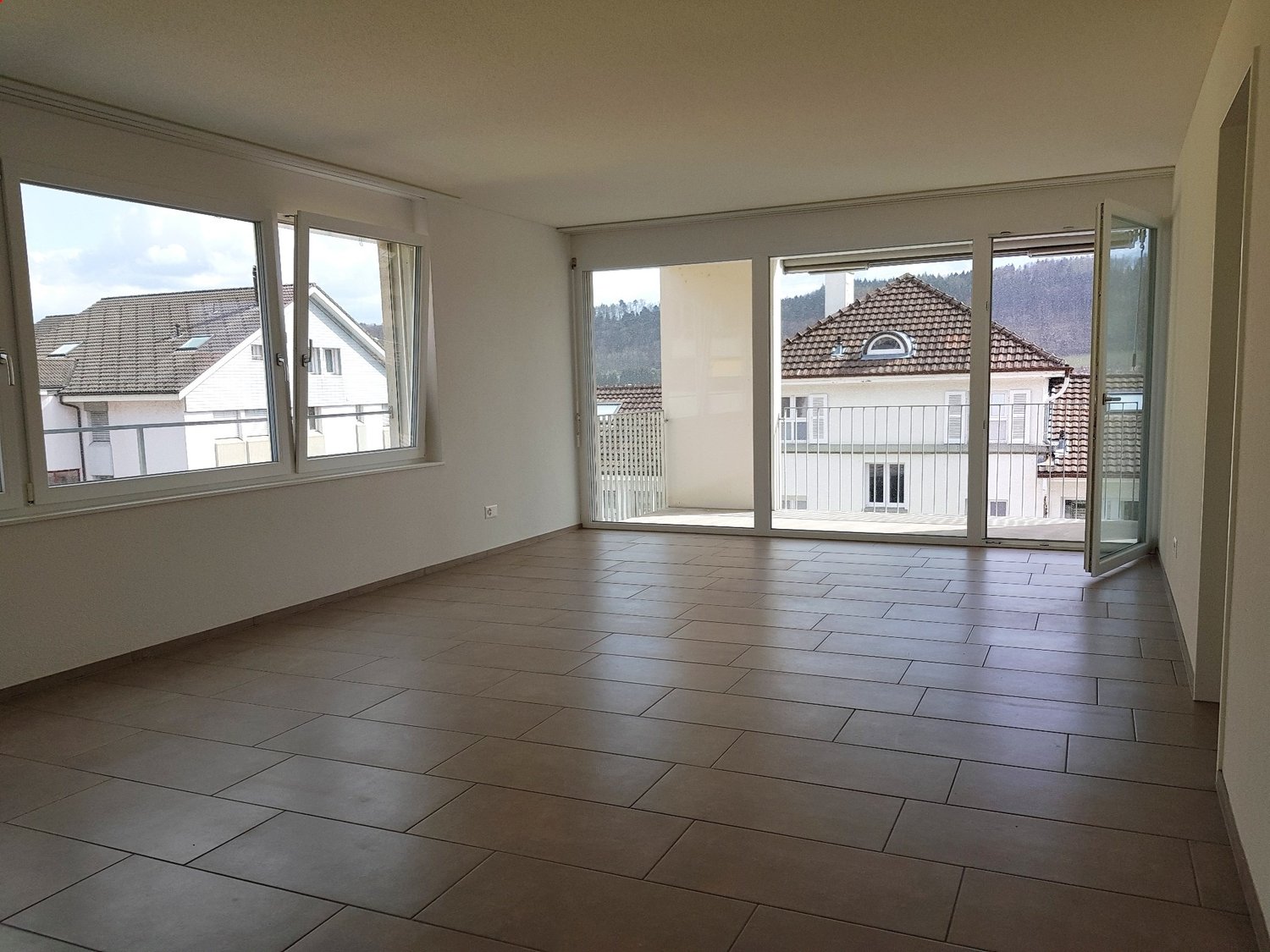 Moderne und helle 3.5-Zimmerwohnung mit grossem Balkon in Pieterlen - Bild 2