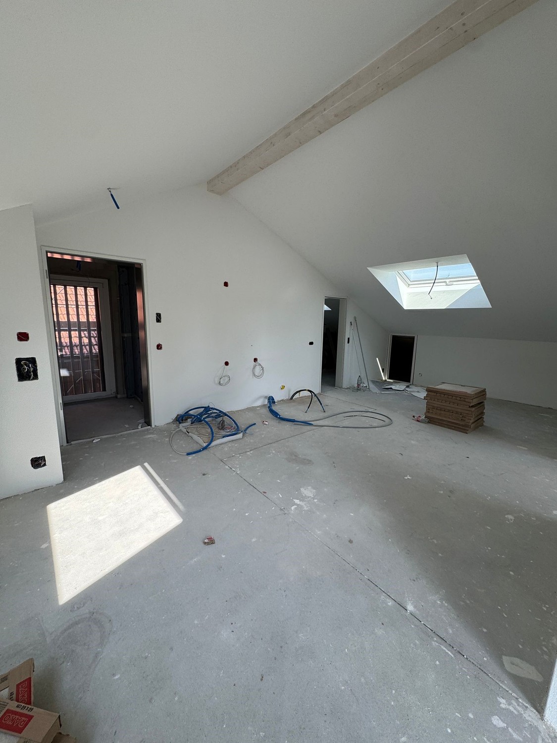 Stilvoll wohnen im Herzen von Hünikon - Wohnzimmer / Küche