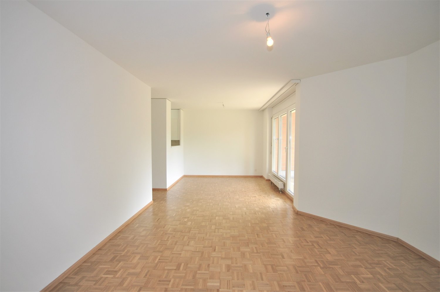 Wohnen am Weidenweg: Licht, Parkett und Ihr eigener Gartenanteil - Wohnzimmer