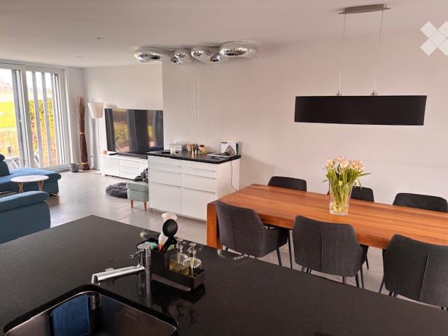 Moderne 5.5-Zimmer-Doppelhaushälfte in ruhiger Lage von Nänikon - Bild 5