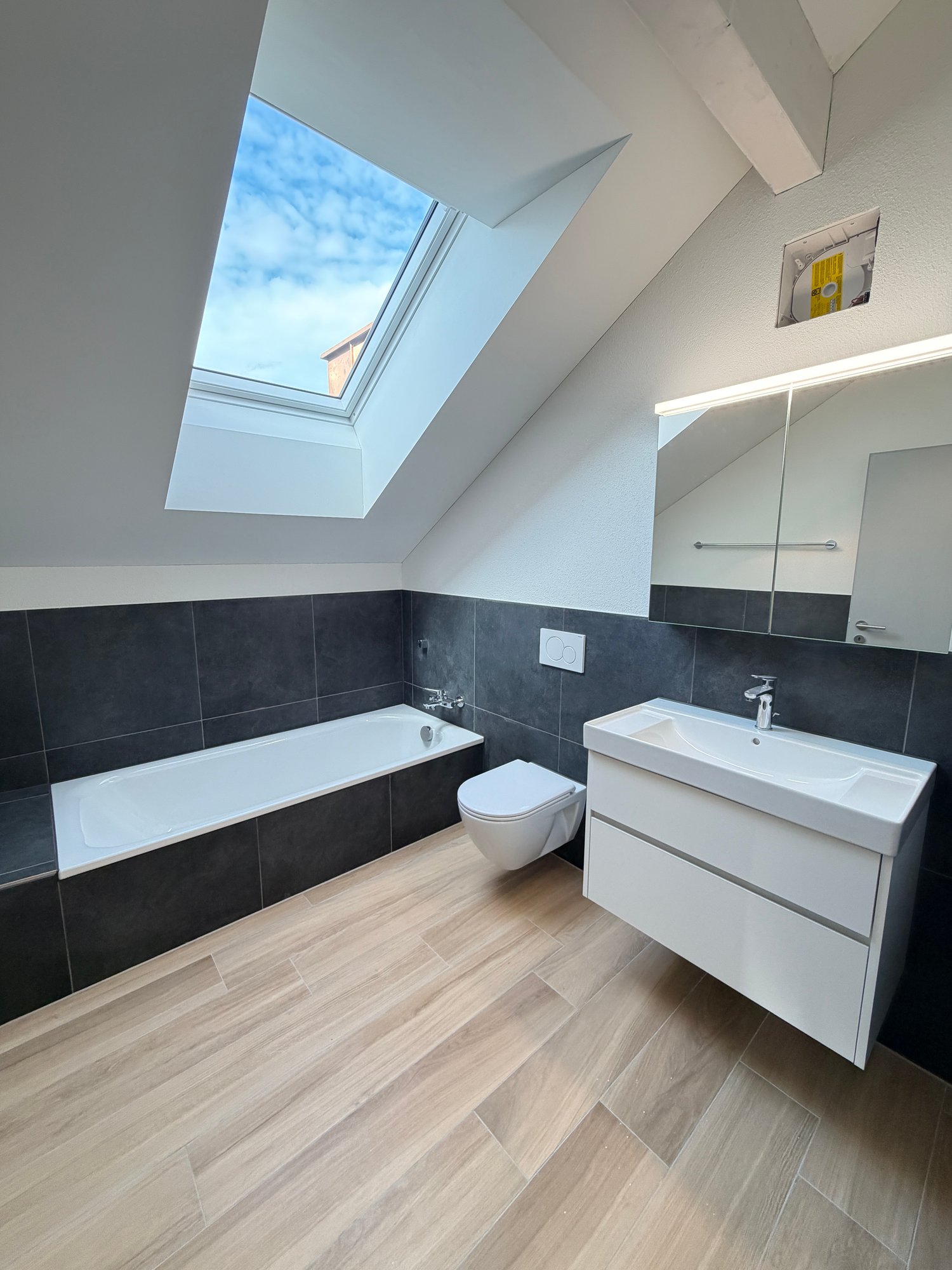 Exklusive 3.5-Zimmer-Dachgeschosswohnung im Neubau – 103 m² mit viel Licht & Charme - Badezimmer