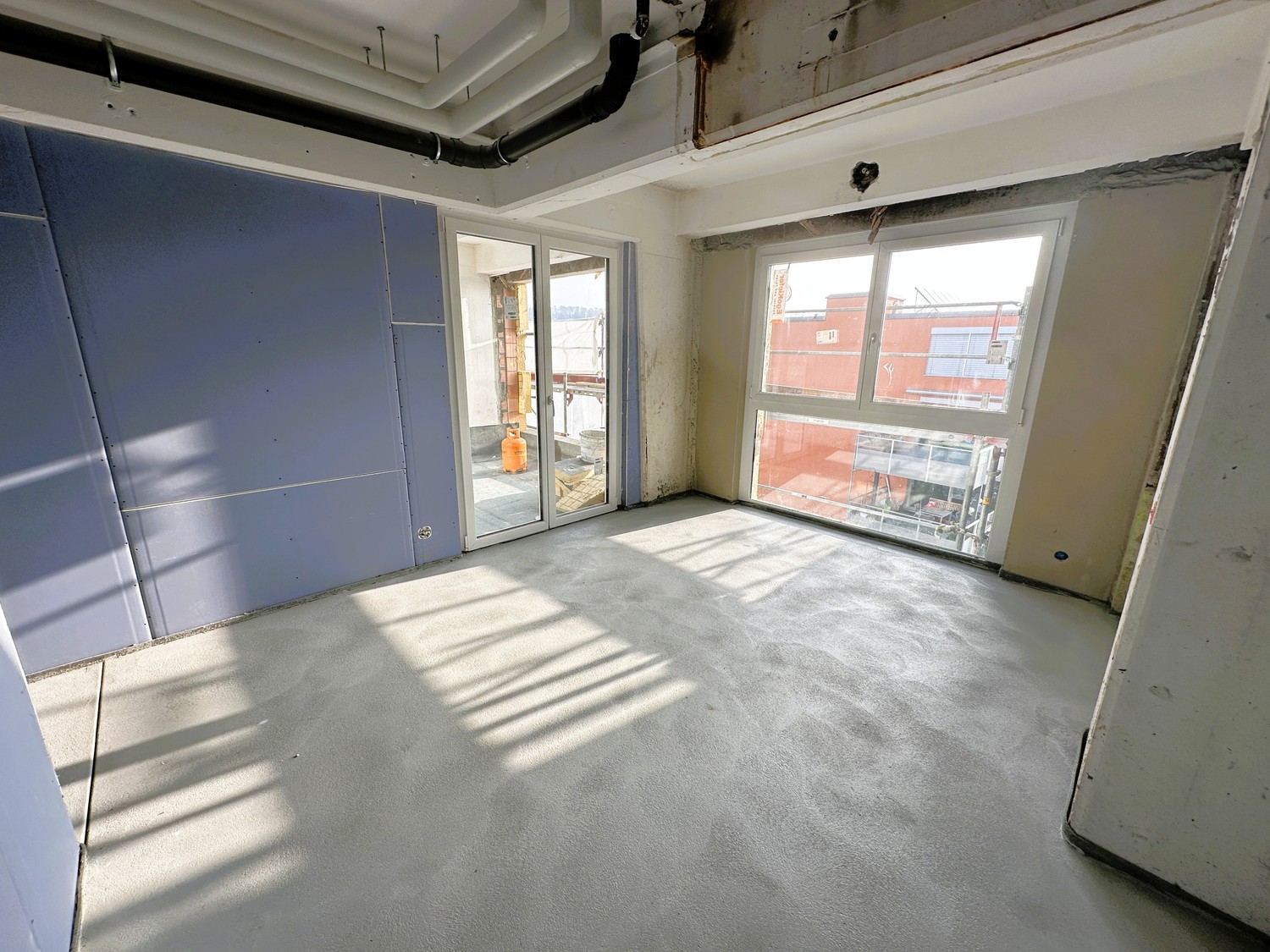 Wohnen mit Industrie-Chic in der ehemaligen Bschüssig - Schlafzimmer mit Zugang zur Loggia