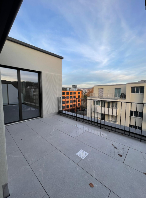 Grosszügige 2.5-Zimmer-Attika Wohnung im Neubau mit moderner Ausstattung - Bild 4