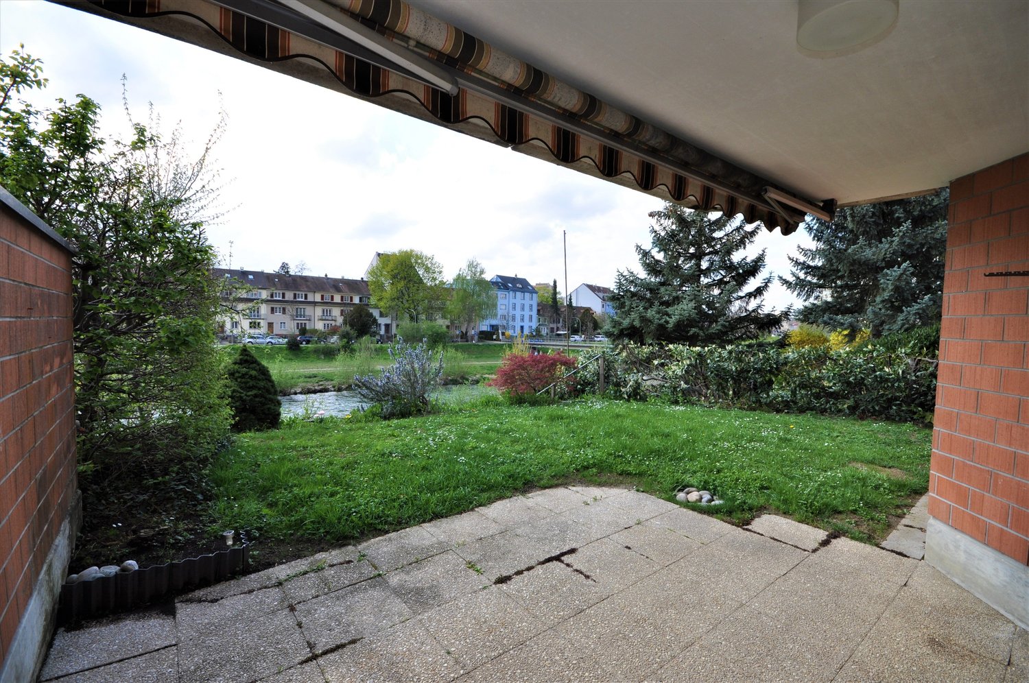 Wohnen am Weidenweg: Licht, Parkett und Ihr eigener Gartenanteil - Balkon/Terrasse/Sitzplatz