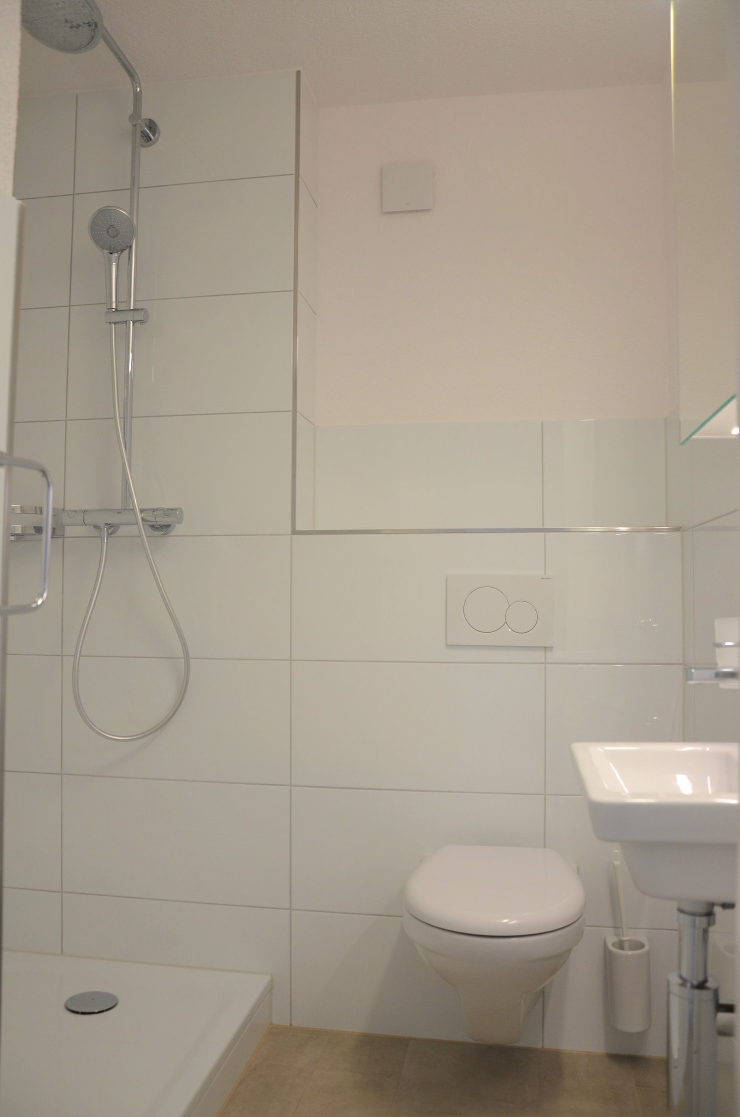 moderne 4.5-Zimmer-Wohnung an zentraler ruhiger Lage (mit Lift) - moderne, neue Dusche/WC mit Fenster (Musterbild)