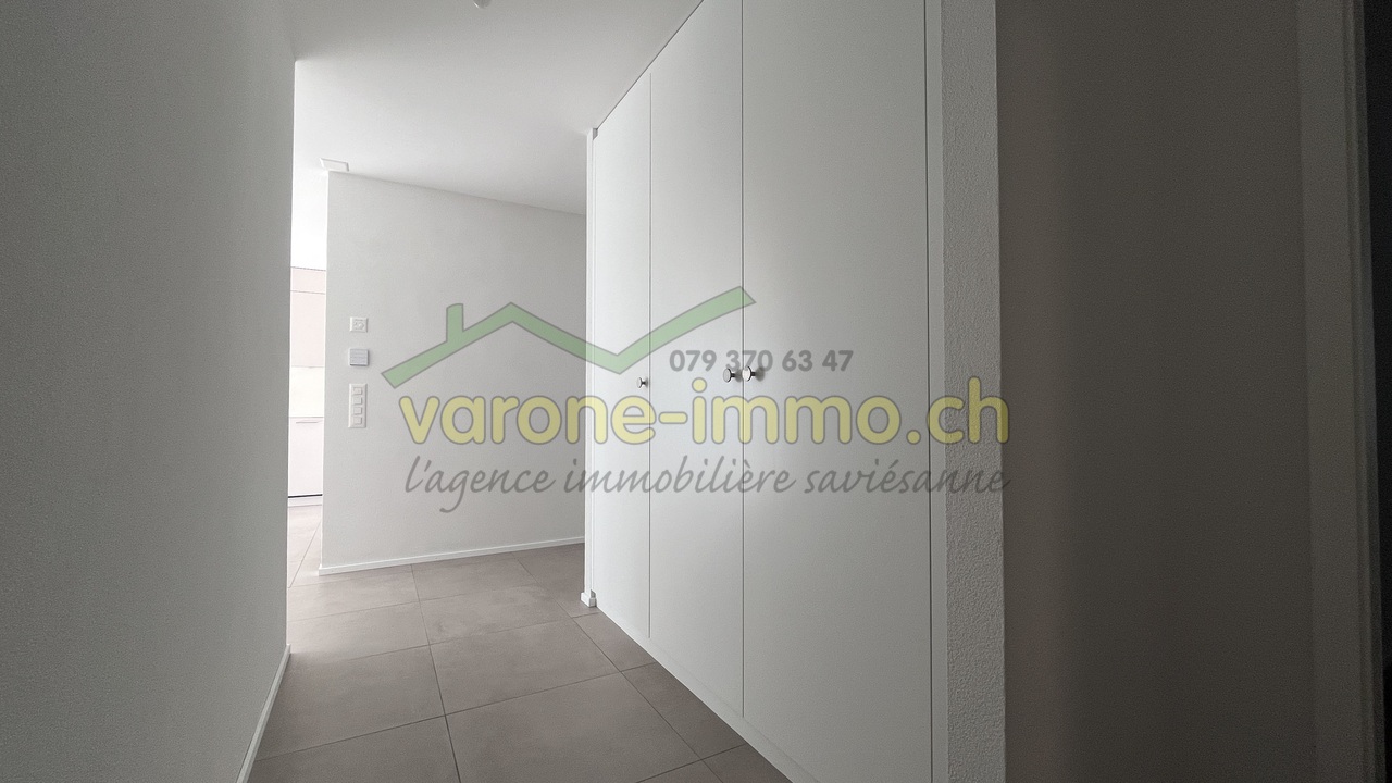 À LOUER à Saint-Germain / Savièse - 4.5 pces - Hall-vestiaire