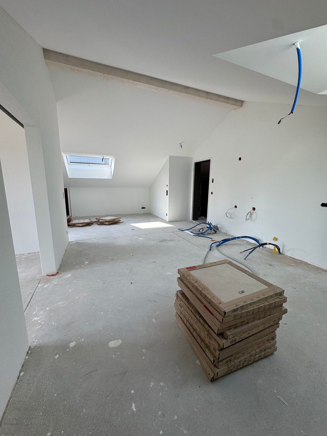 Stilvoll wohnen im Herzen von Hünikon - Wohnzimmer / Küche