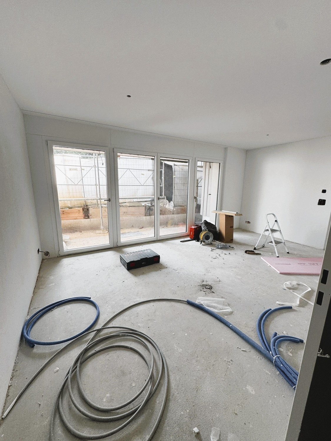 Stilvoll wohnen im Herzen von Hünikon - Wohnzimmer / Küche