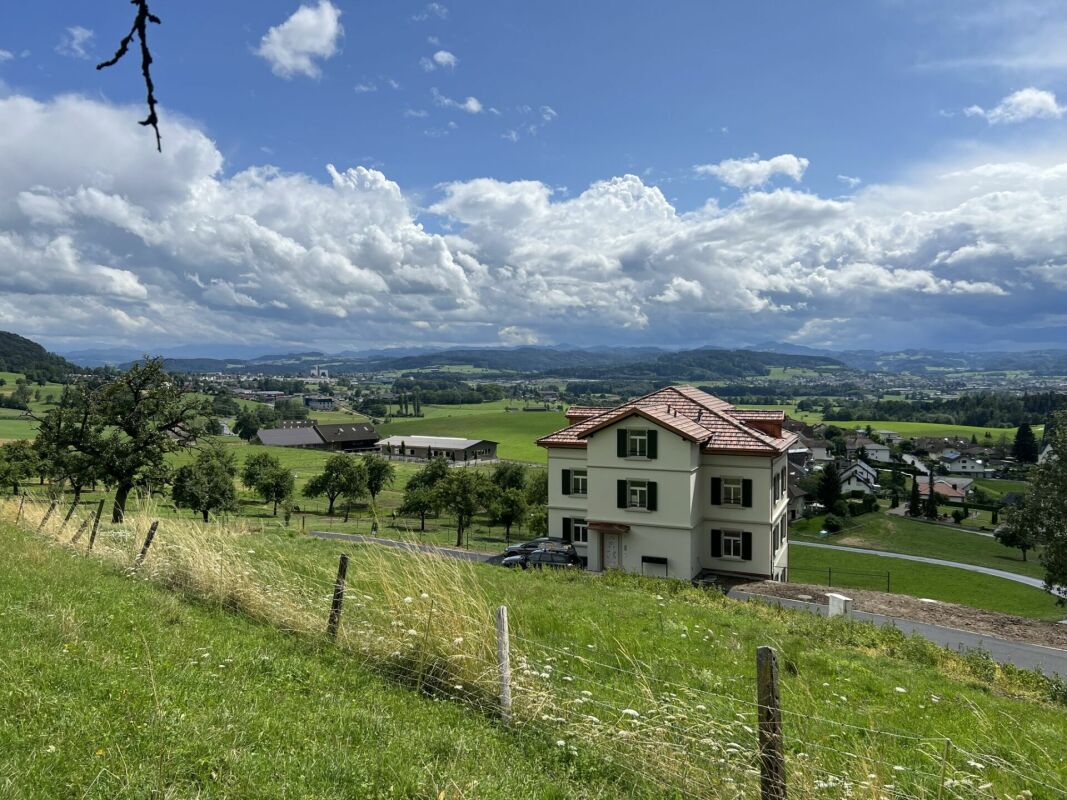 Ruhe, Grün & Weitblick - 5-Zimmer-Maisonette-Wohnung in besonderer Lage - Aussenansicht