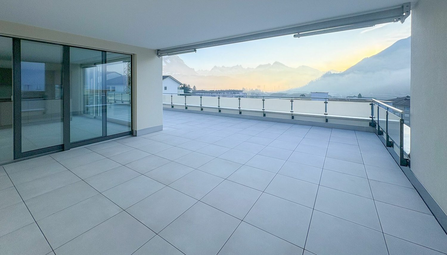 Erstvermietung: 3.5-Zimmer-Attikawohnung mit See- und Bergblick - Terrasse - Referenzbild