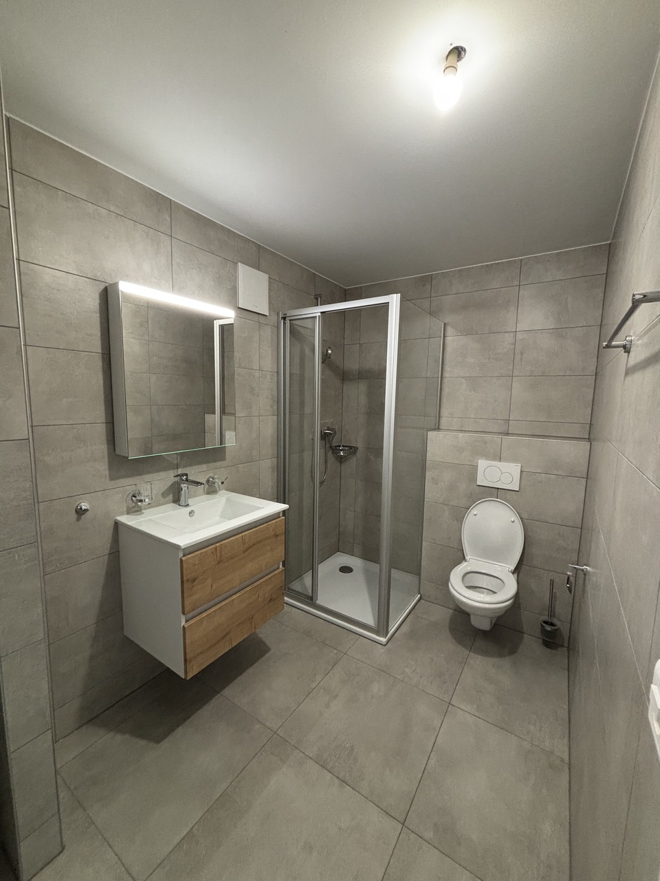 Très beau 2.5 pièces avec terrasse, proche des commerces - Bild 5