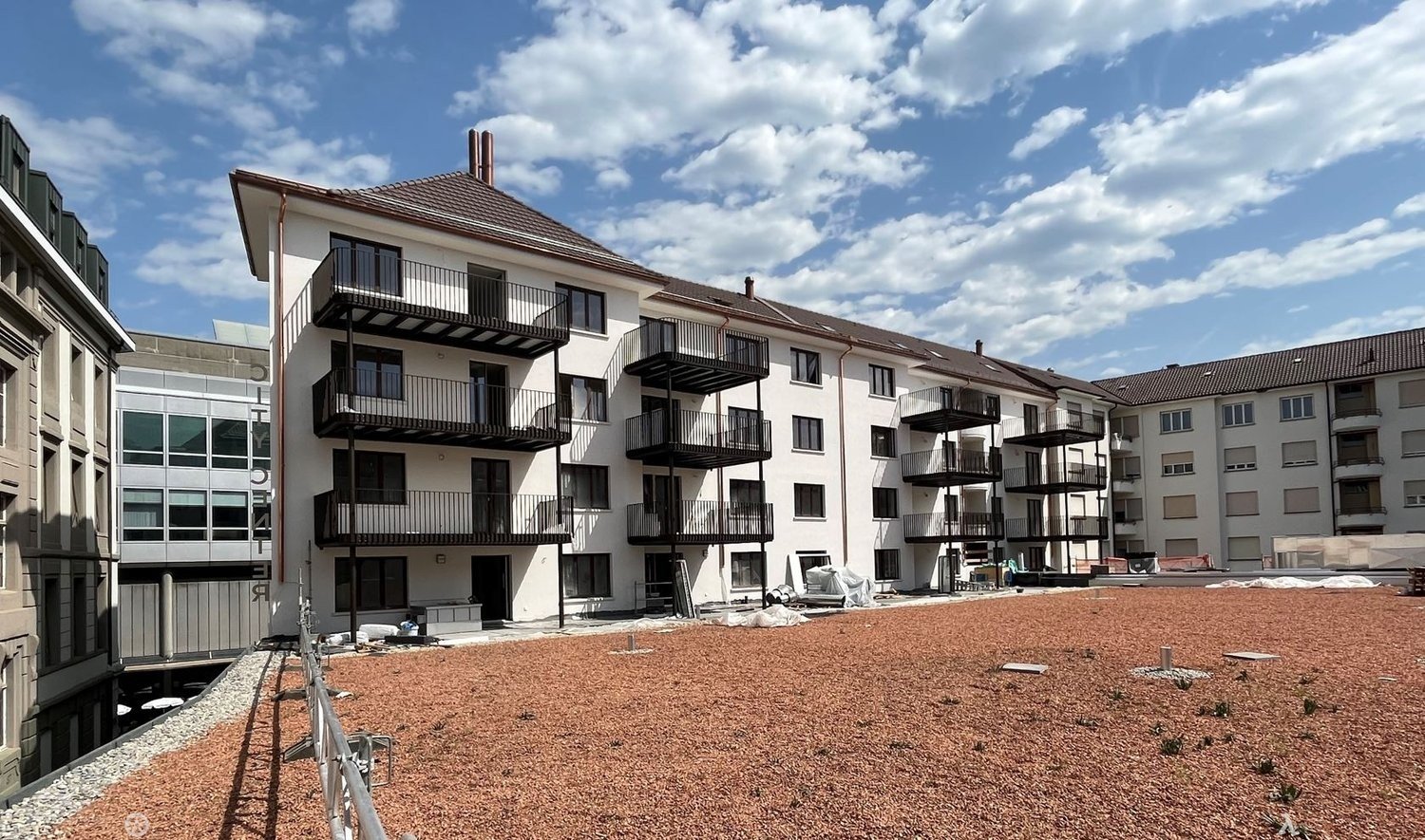 4.5-Zimmer-Wohnung mit vier Balkone im Zentrum von Biel zu vermieten - 20220621_Hof_2a