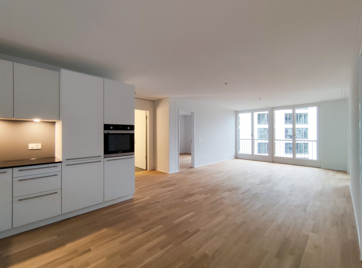 Moderne Neubauwohnung mit Balkon in sonniger Lage – 3.5 Zimmer - Wohnen/Essen