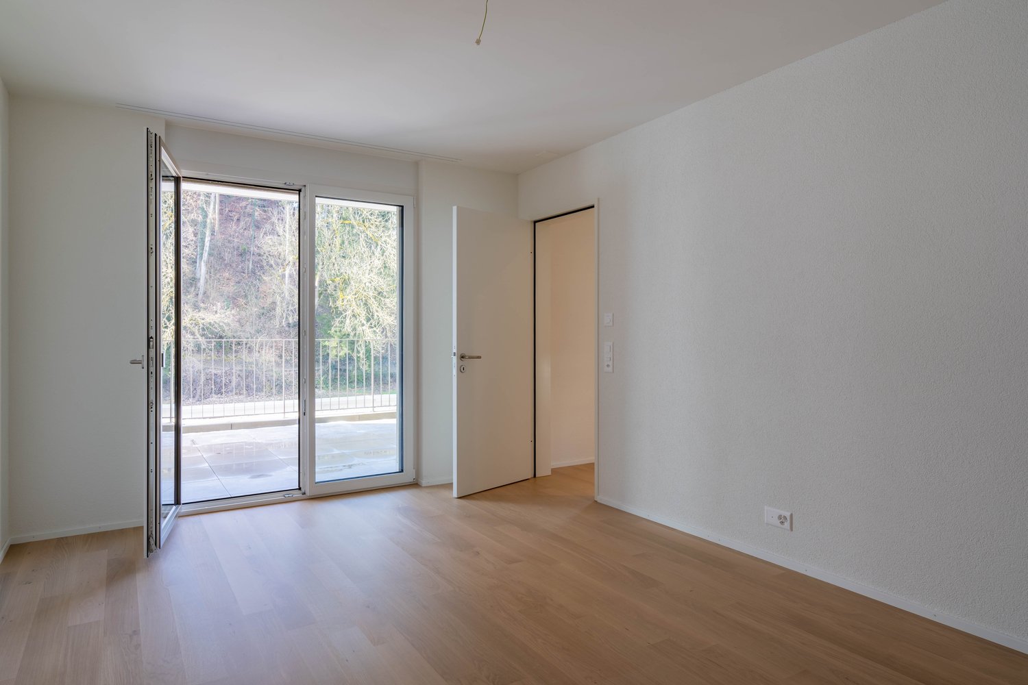 Moderne 2.5-Zimmer-Wohnung in Neubau mit Terrasse - Bild 4