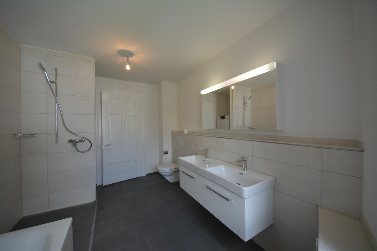 Erstbezug: Neu ausgebaute Wohnung in charmantem Altbau - Bild 8