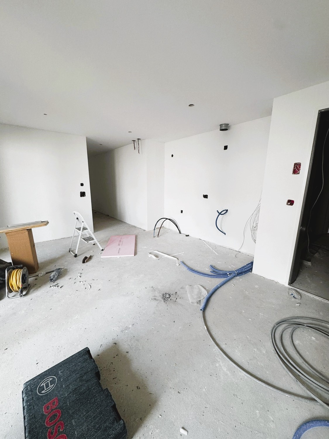 Stilvoll wohnen im Herzen von Hünikon - Wohnzimmer / Küche