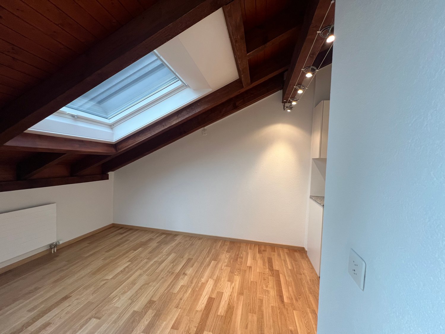 Charmante 2.5-Zimmer-Dachwohnung mit Balkon in Rümlang - Bild 3