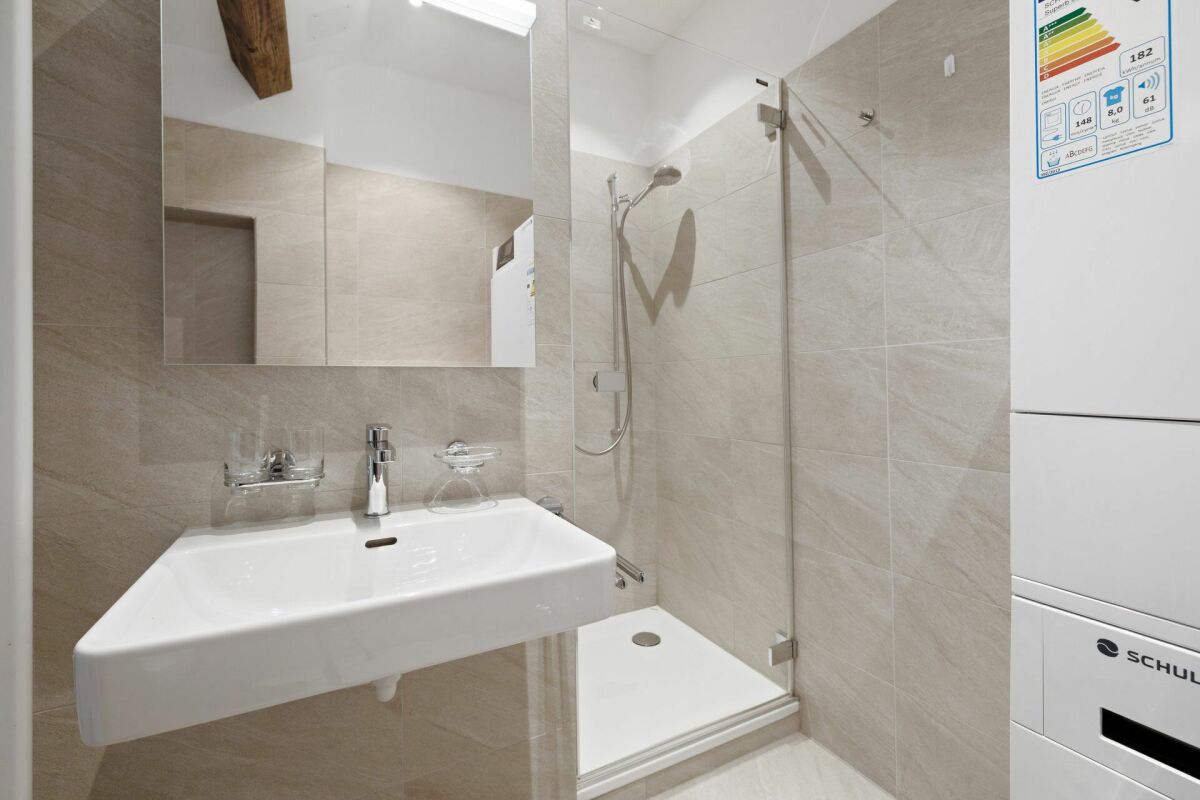 Moderne 2 1/2-Zimmer-Dachwohnung in kernsaniertem Mehrfamilienhaus Nähe Kronenplatz - Bild 7