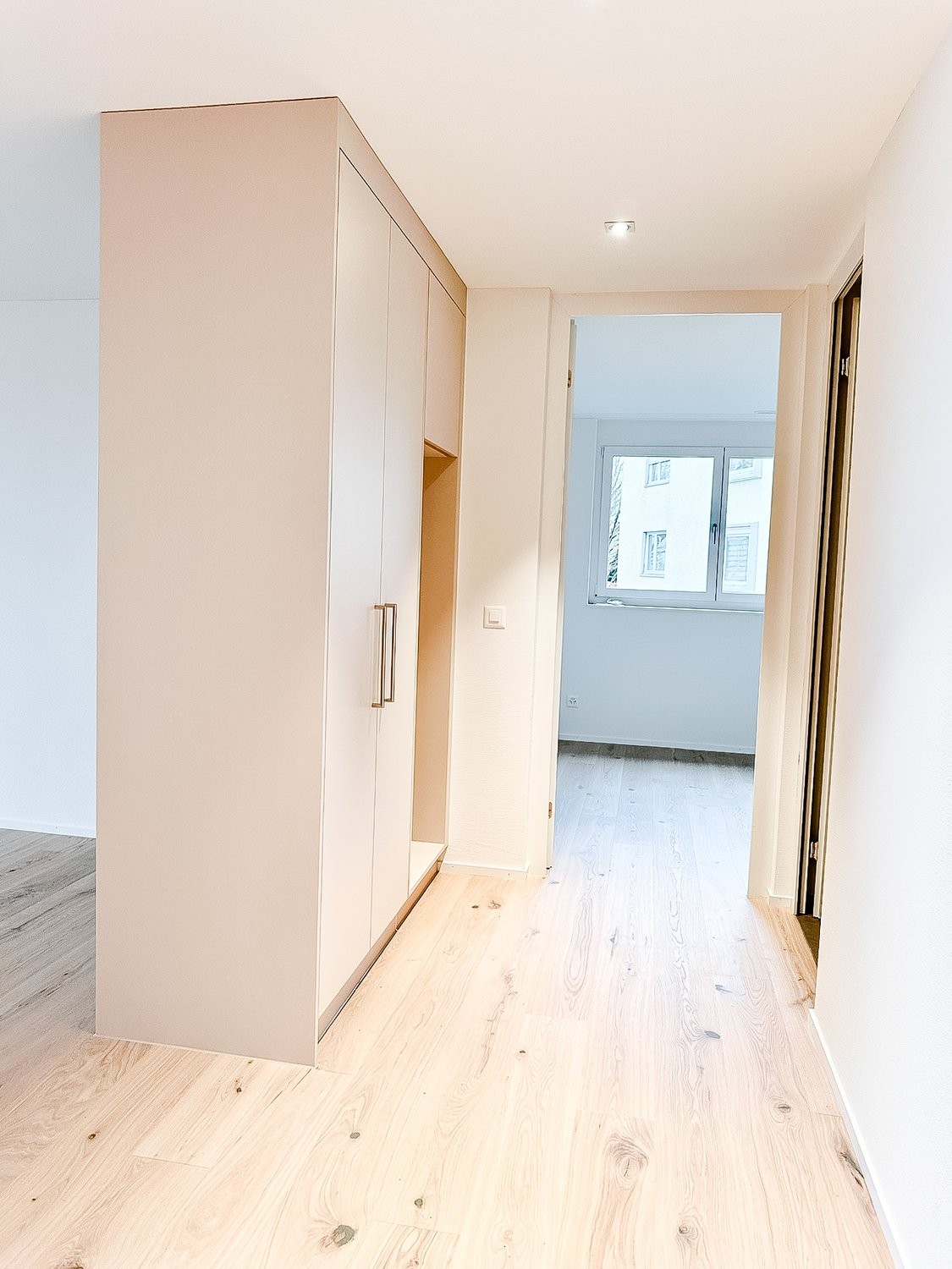 Attraktive 3½ Zimmerwohnung im steuergünstigen Bäch SZ - Eingang