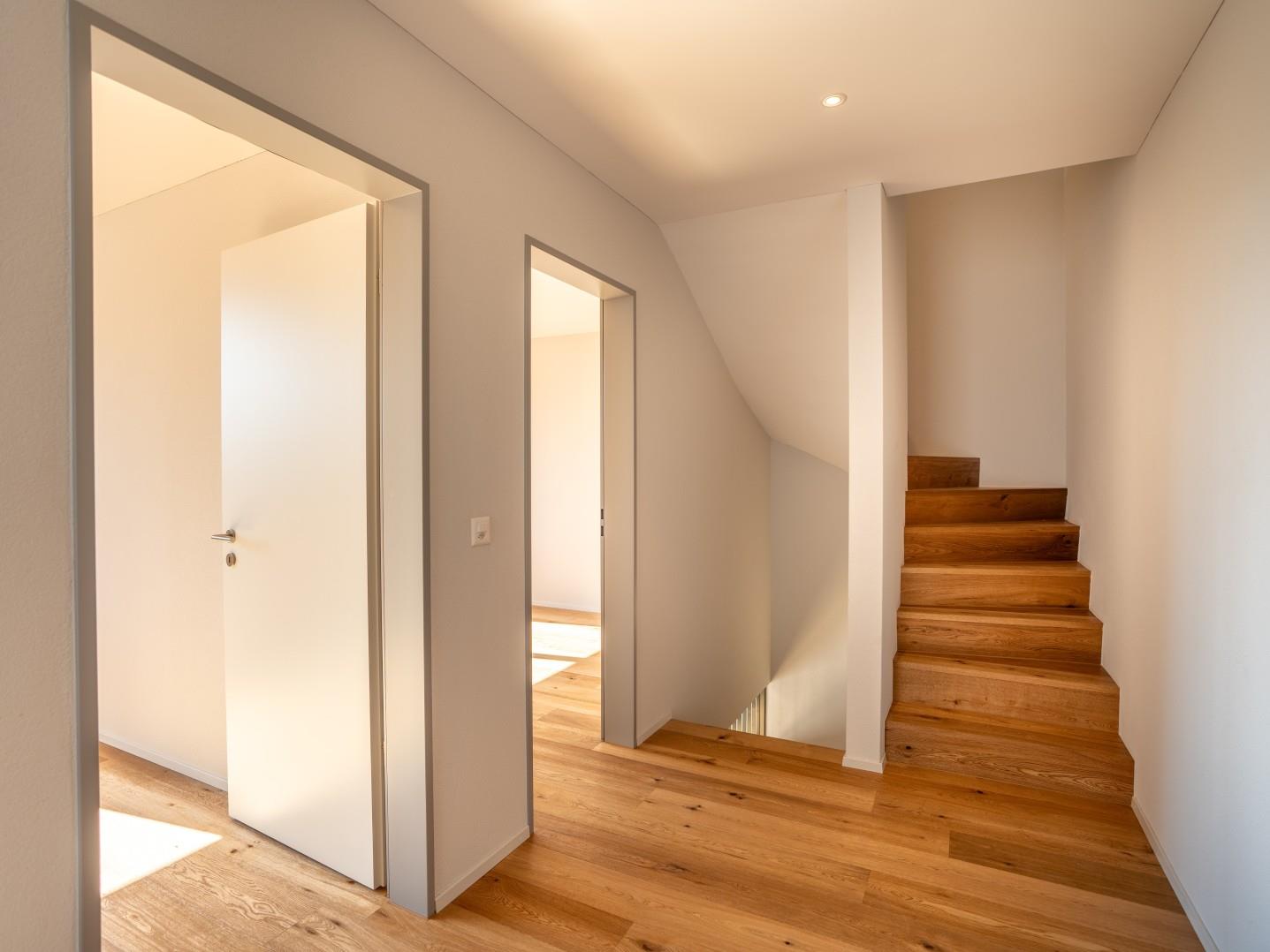 Erstbezug: Familienparadies an sonniger Lage - Treppenhaus