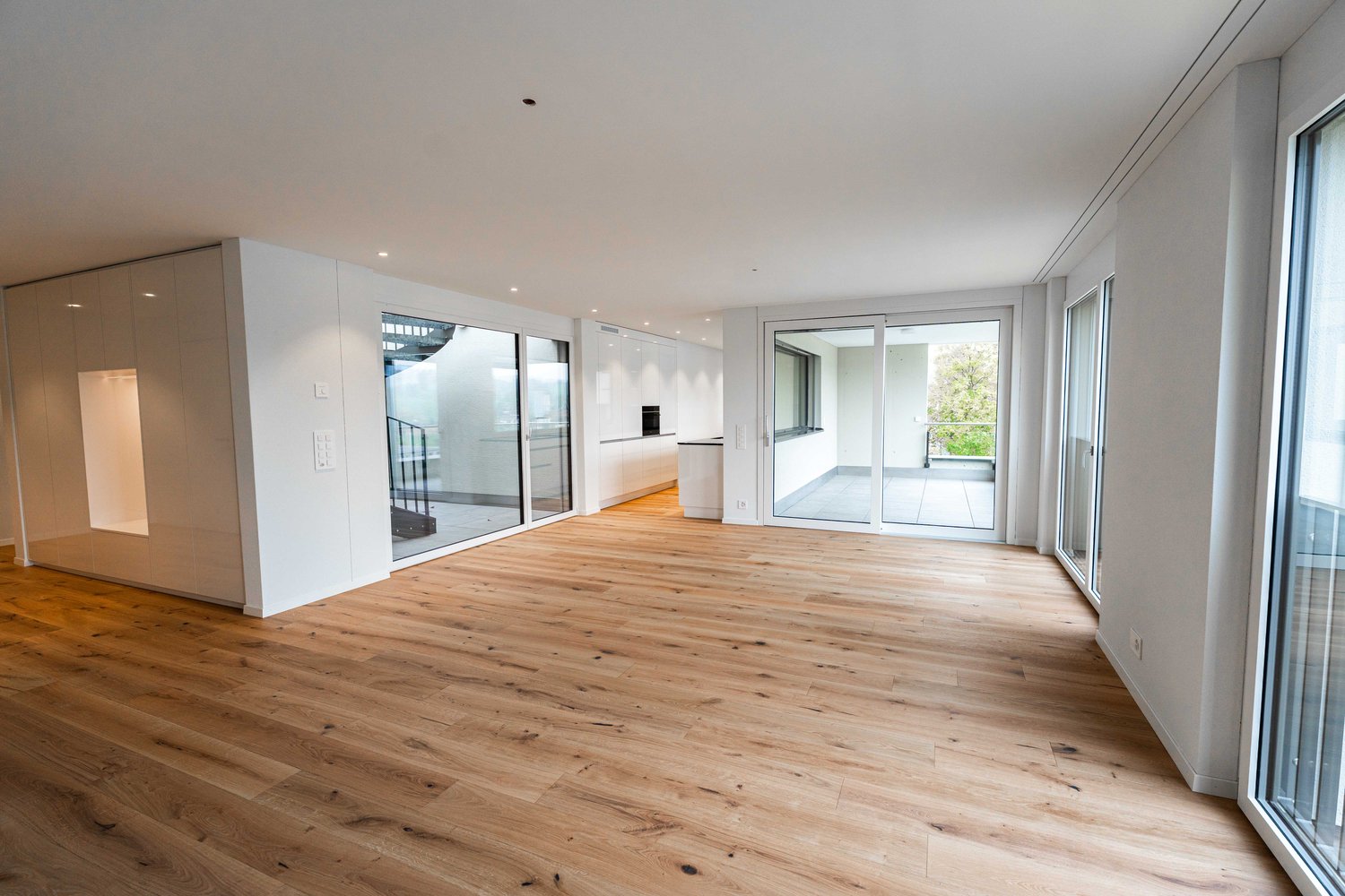 Moderne 4.5-Zimmer-Wohnung mit gedecktem Sitzplatz und schöner Aussicht in Ruswil - Bild 1