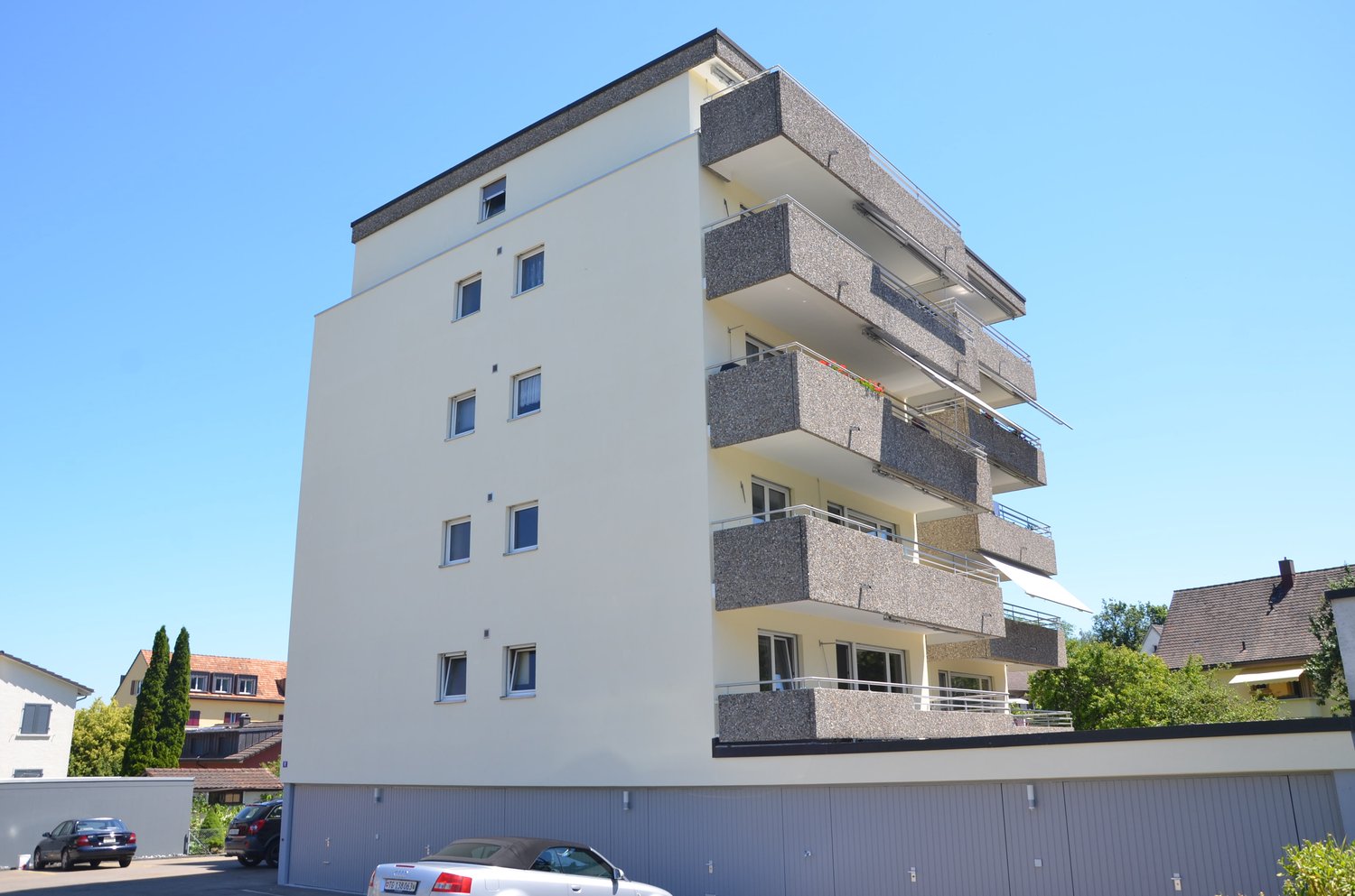moderne 4.5-Zimmer-Wohnung an zentraler ruhiger Lage (mit Lift) - Ansicht Mehrfamilienhaus