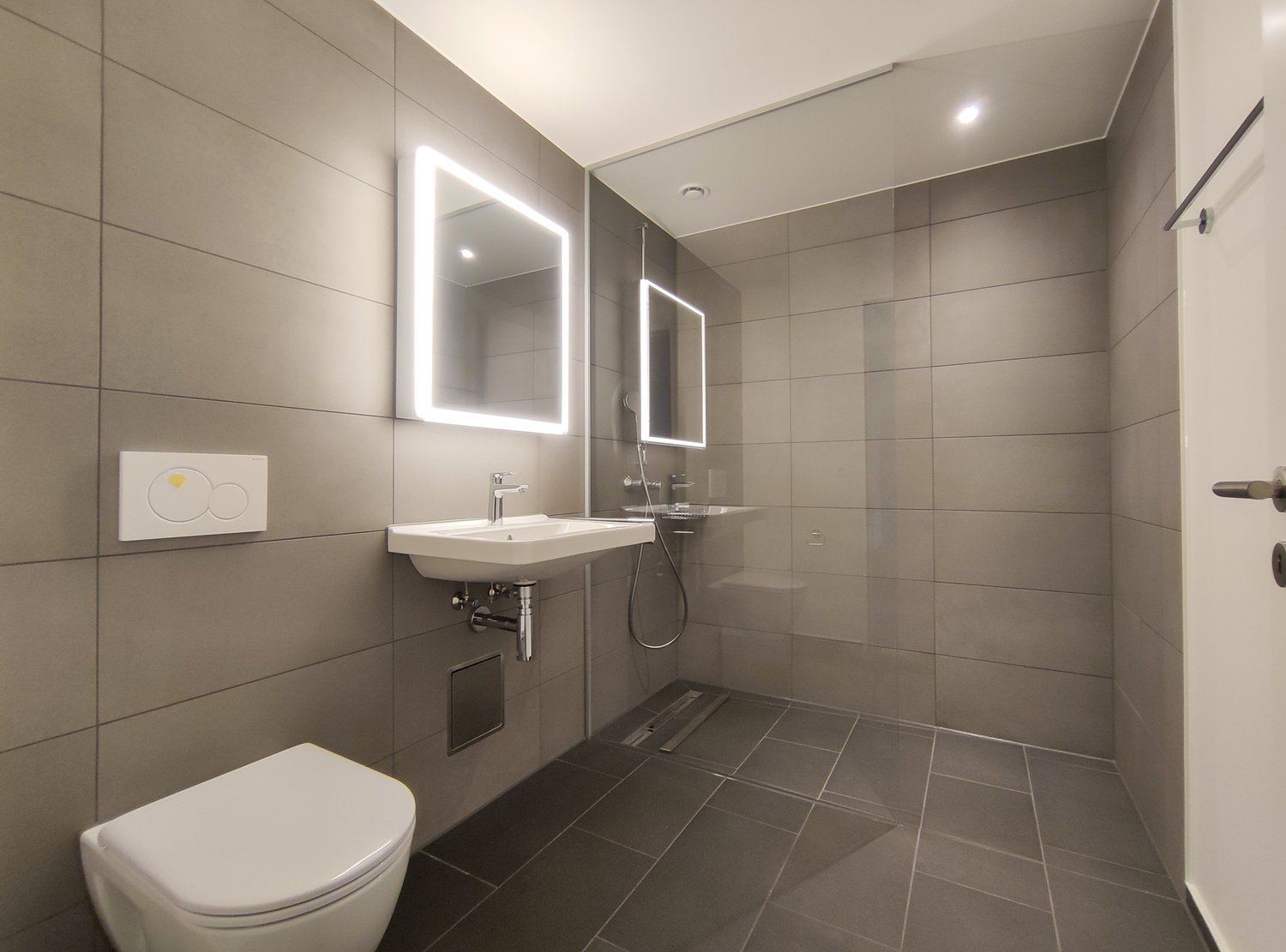 Moderne Neubauwohnung mit Balkon in sonniger Lage – 3.5 Zimmer - Badezimmer 1