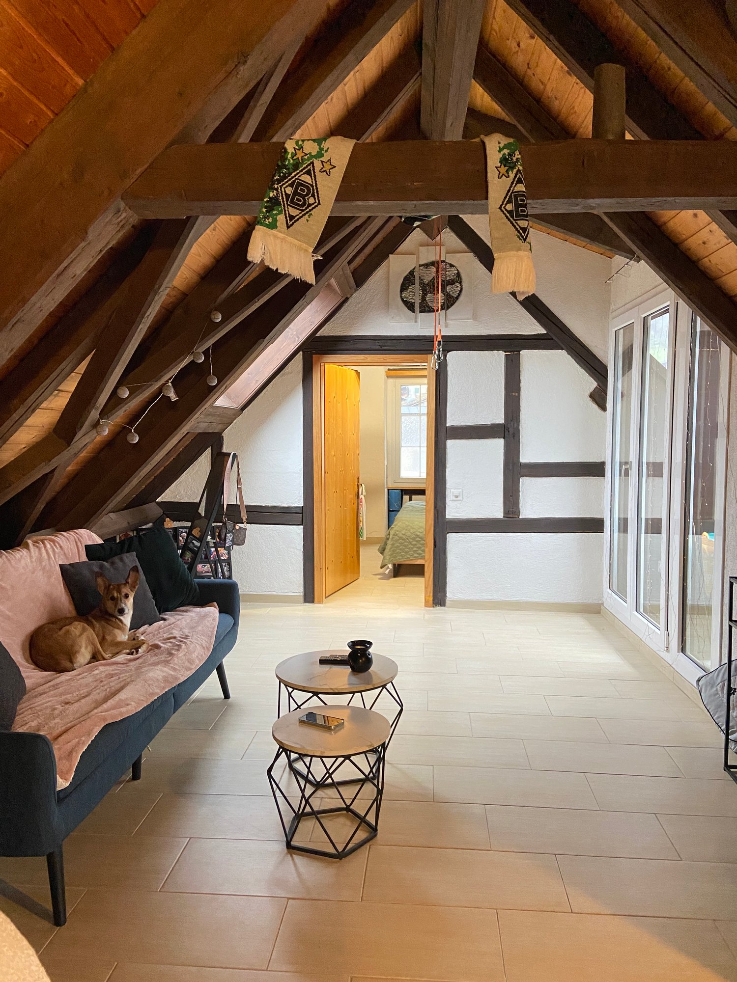 Charmante 3.5-Zimmer-Dachwohnung in Glarus mit Balkon - Bild 2