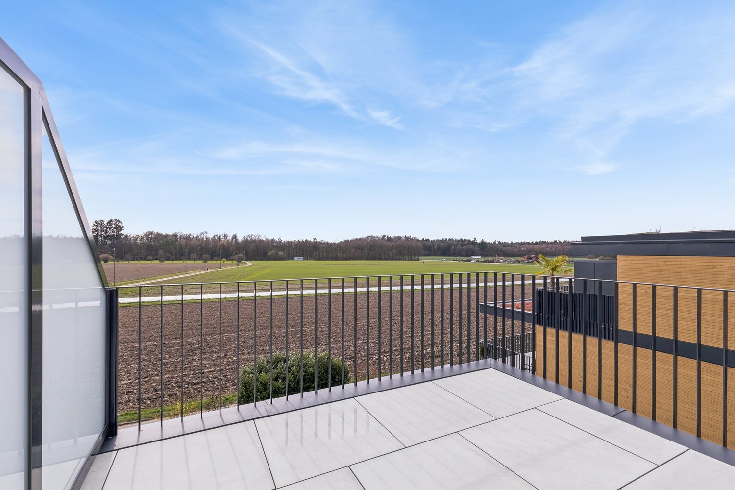 ERSTBEZUG: modern und mit spektakulärer Aussicht - Bild 1