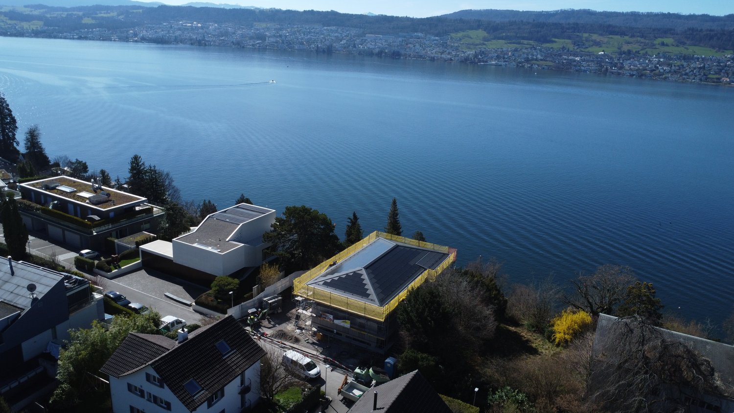 Exklusive 2.5-Zimmerwohnung mit herrlicher Seesicht in Herrliberg - Bild 1