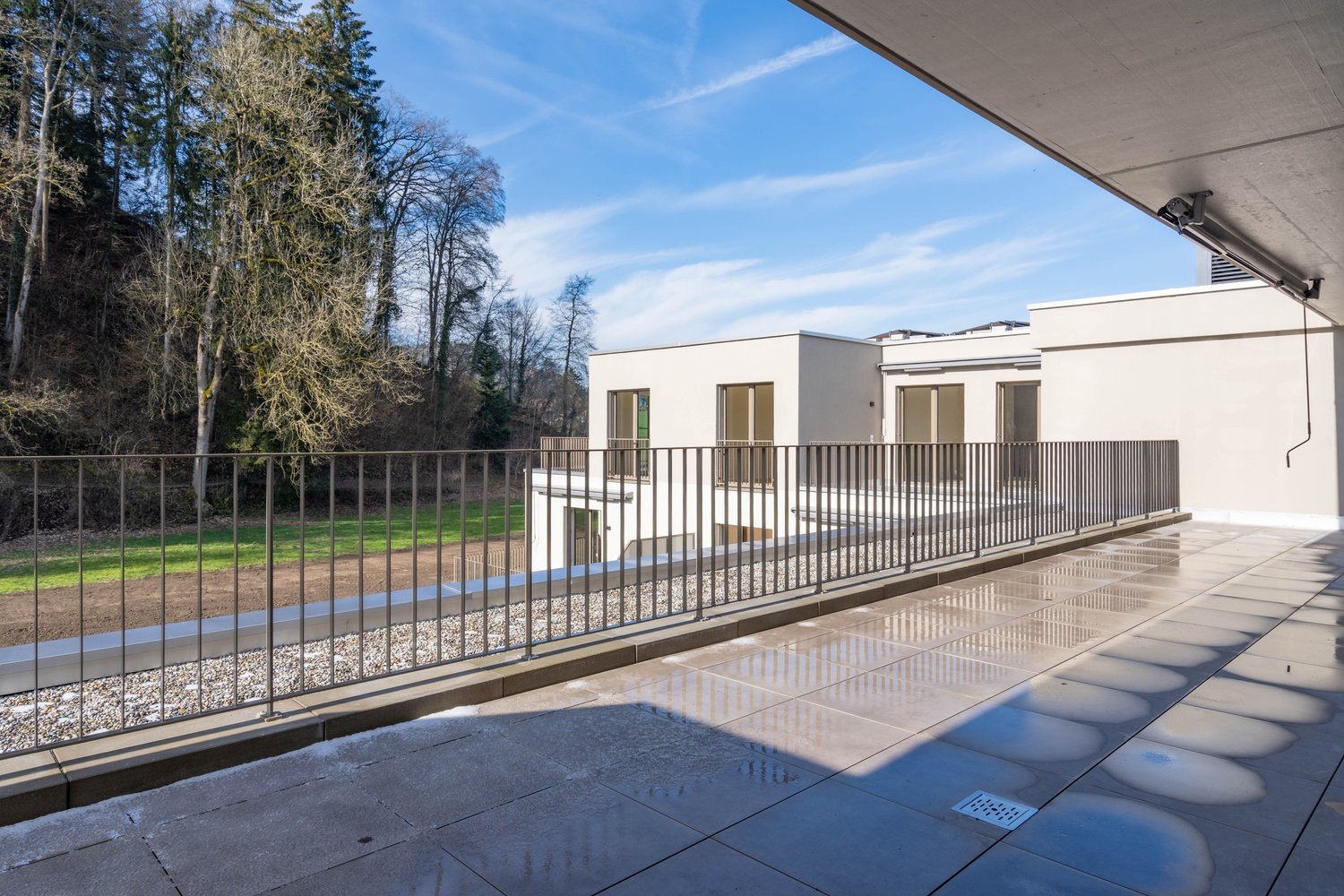 Moderne 2.5-Zimmer-Wohnung in Neubau mit Terrasse - Bild 3