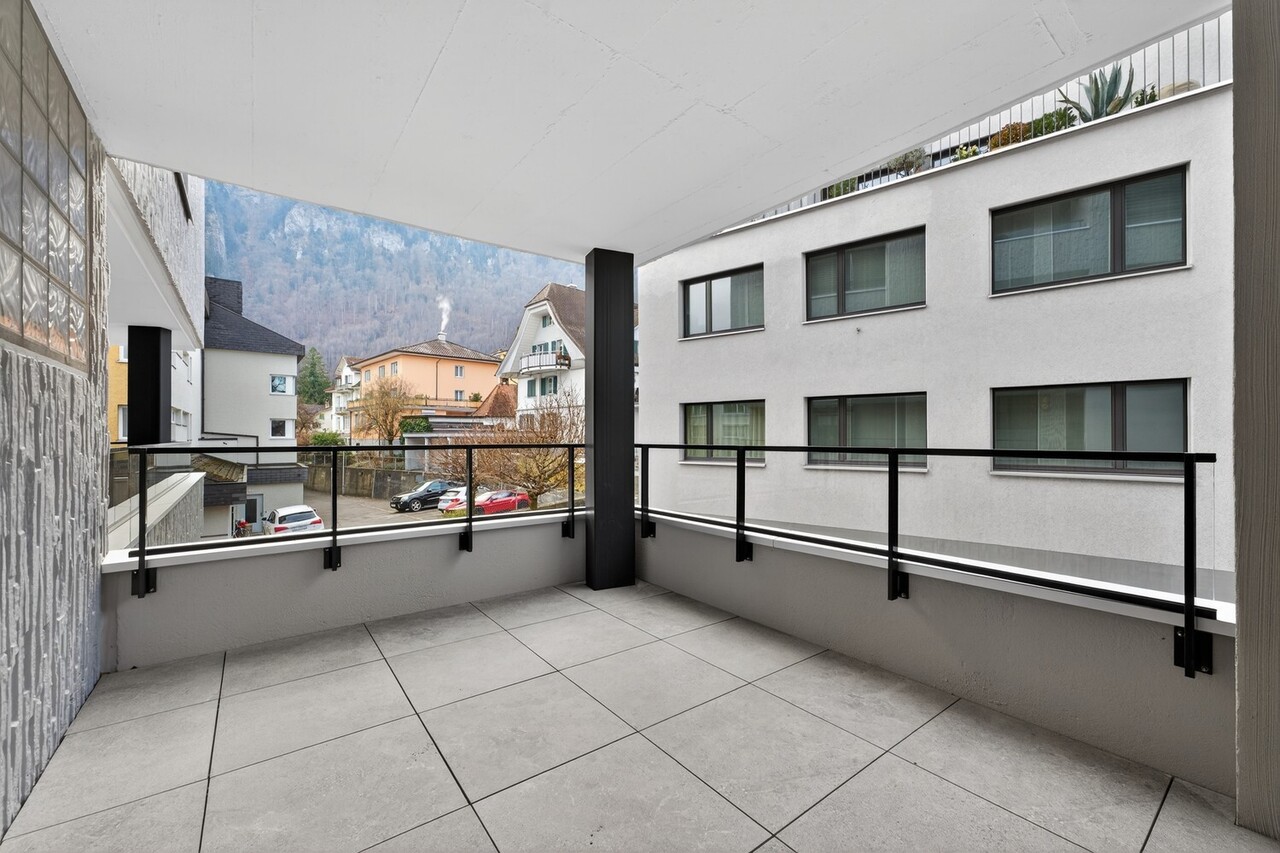 Erstvermietung: Kernsarnierte 3.5-Zimmer-Wohnung mit Berg & Seeblick - Bild 2