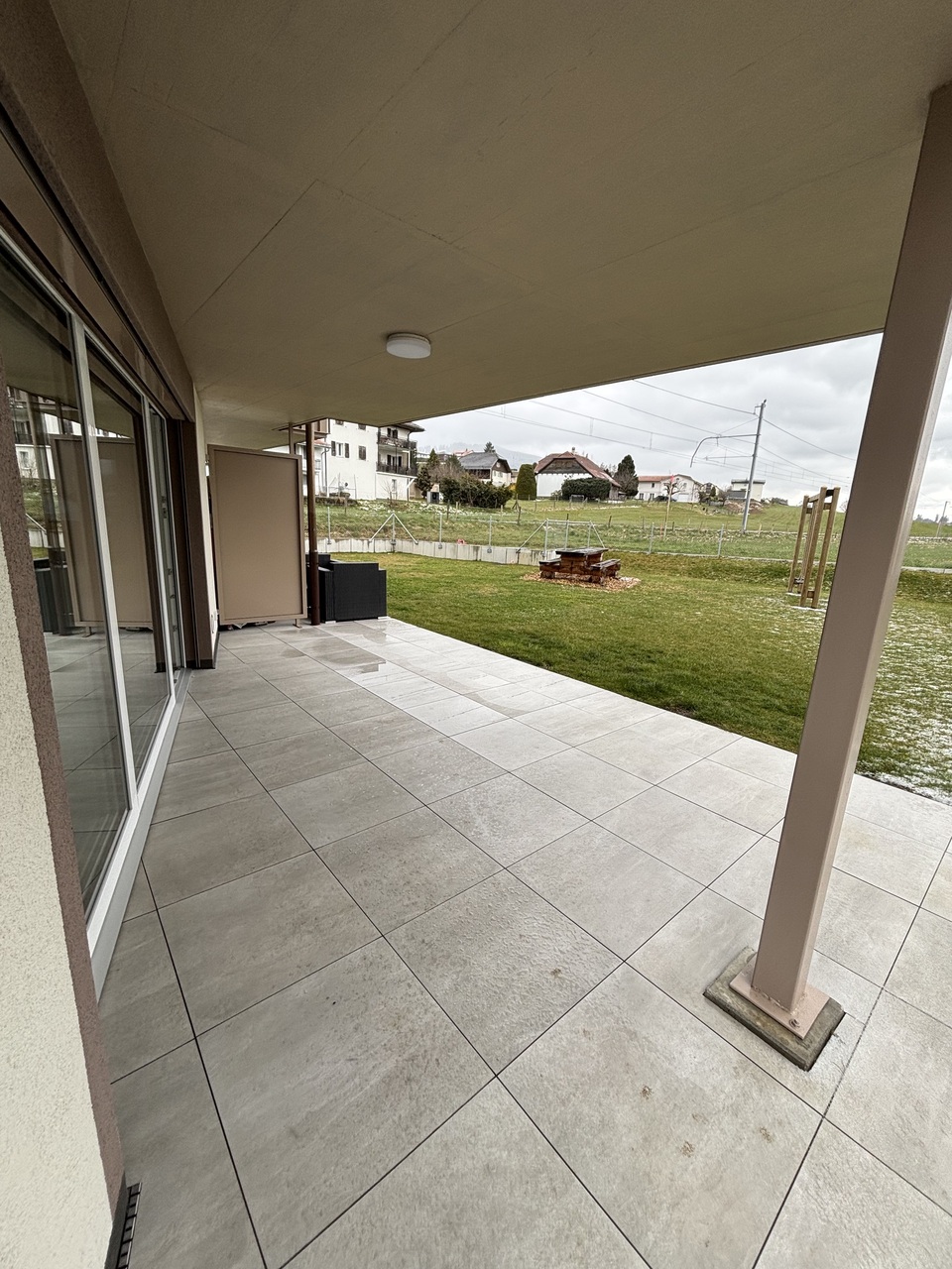 Très beau 2.5 pièces avec terrasse, proche des commerces - Bild 6