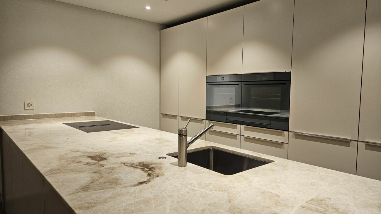 ERSTVERMIETUNG - Wohnen am ehemaligen Weinrebenhang in Stäfa - Küche nah