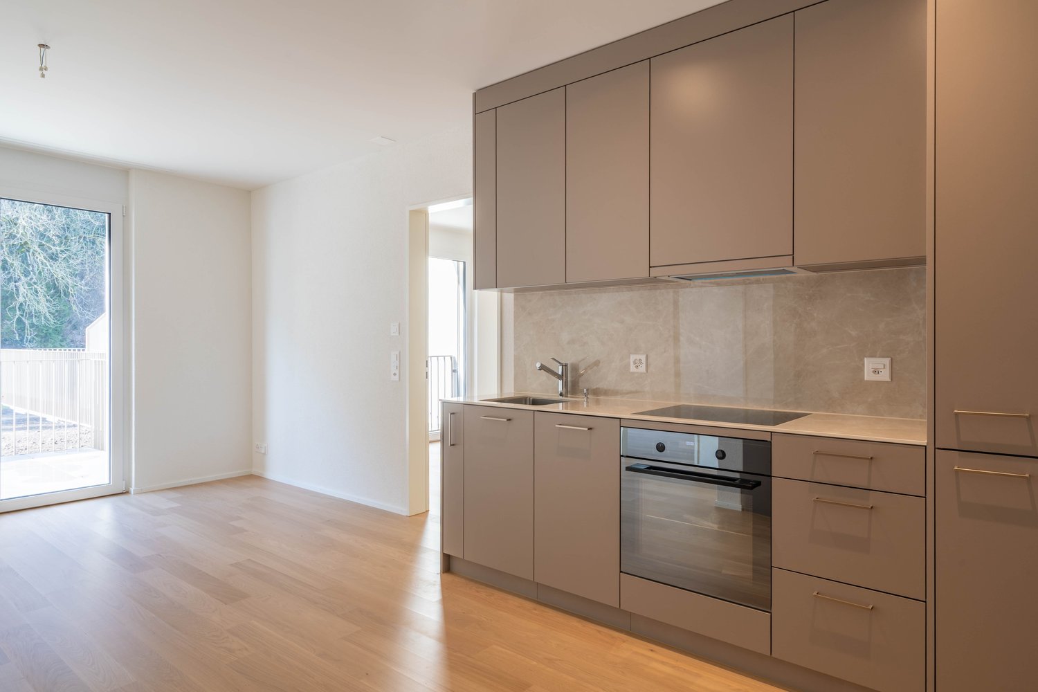 Moderne 2.5-Zimmerwohnung mit 18m2 Balkon - Bild 1