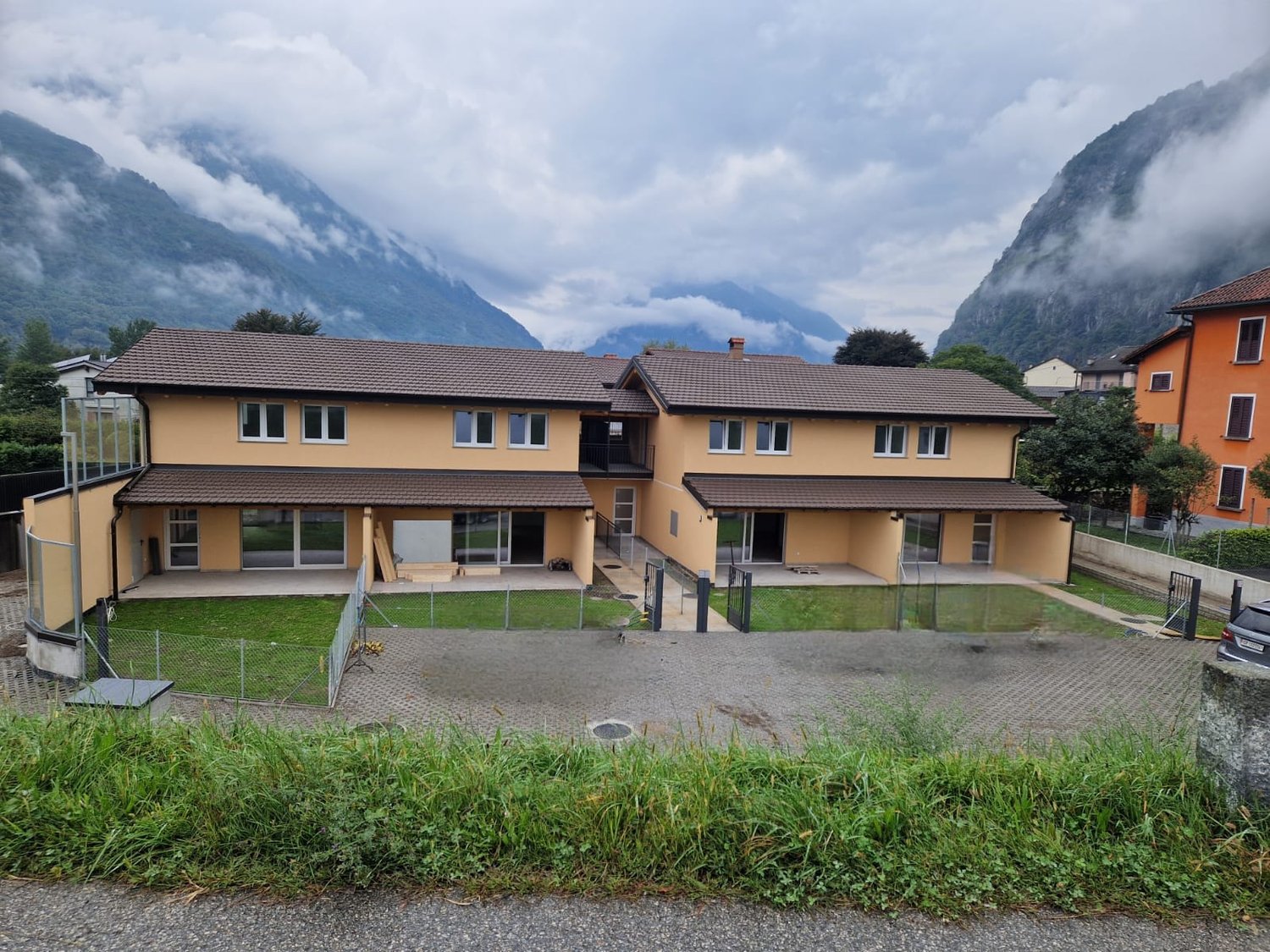 Casa bifamiliare moderna a Osogna - 4.5 locali con giardino - Bild 1