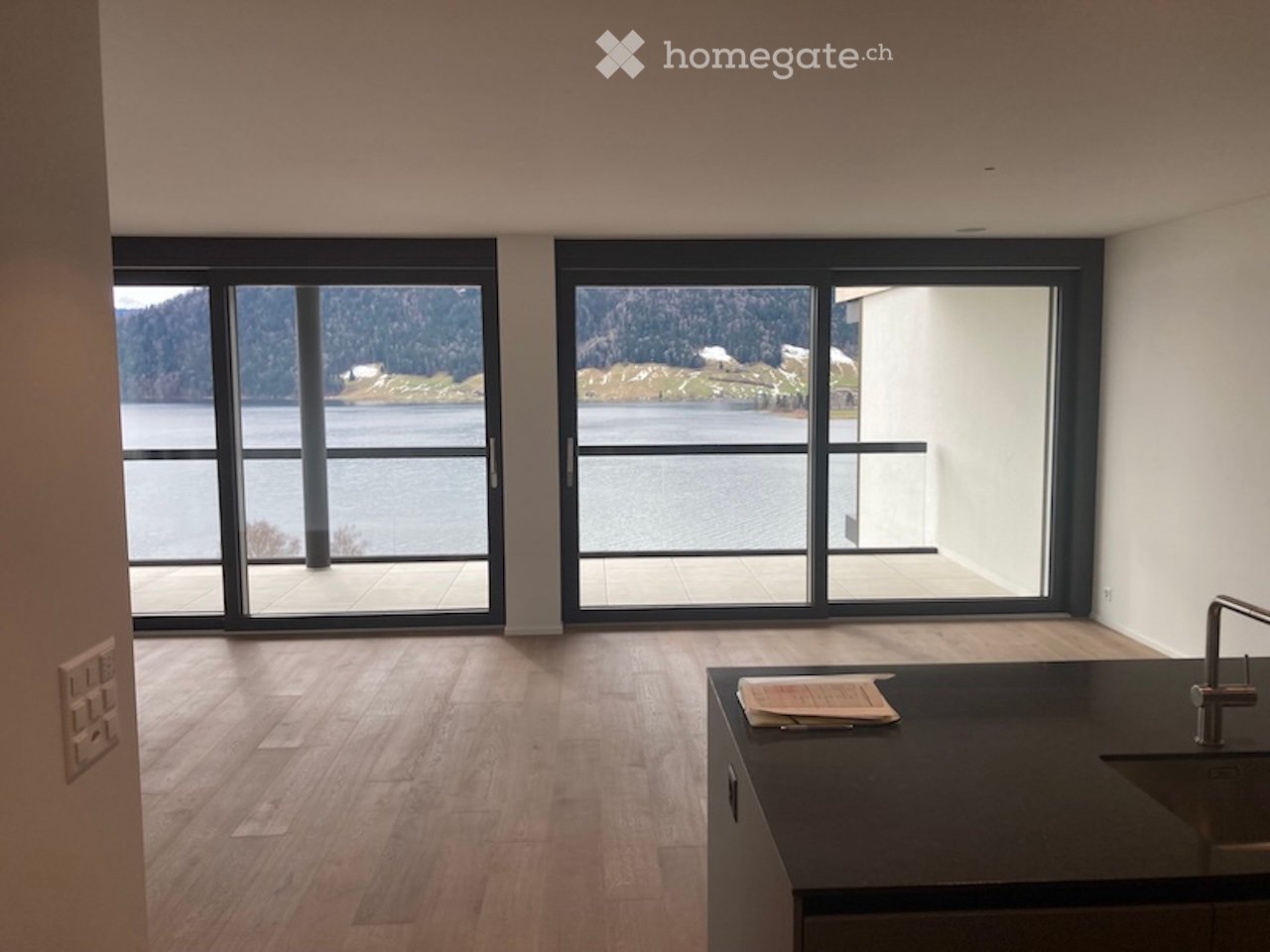 4.5-Room Apartment with Private Lake Access in Oberägeri, Canton Zug — Available Now - Bild 1