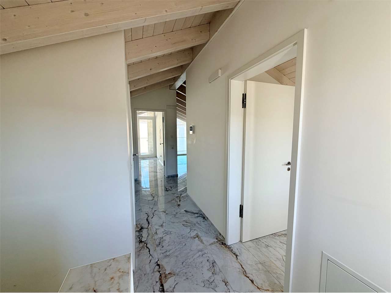 Affittasi moderno 3.5 locali mansardato - Bild 6