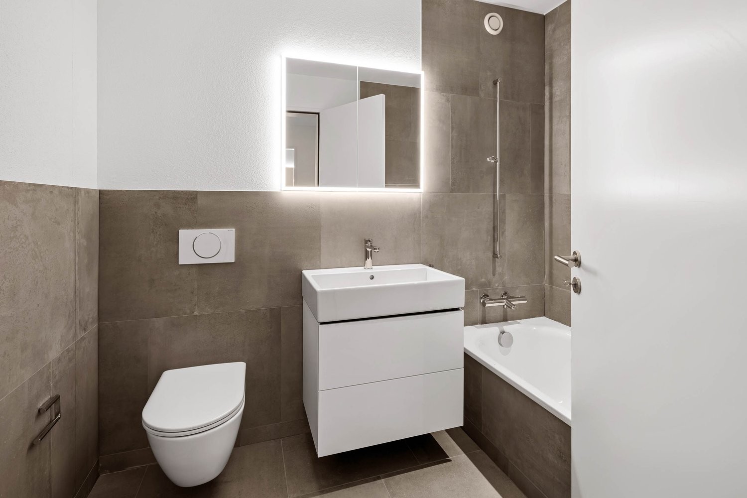 Erstvermietung - moderne 4.5-Zimmerwohnung mit durchdachtem Grundriss - Badezimmer mit Badewanne